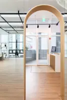 아치 프레임으로 연결된 오픈형 요가 스튜디오